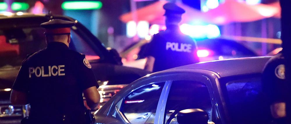 Einsatzkräfte der Polizei am Tatort in der kanadischen Großstadt Toronto