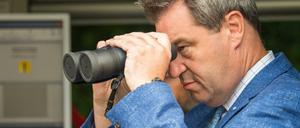 Absolute Mehrheit verzweifelt gesucht: Bayerns Ministerpräsident Markus Söder mit einem Nachtsichtgerät