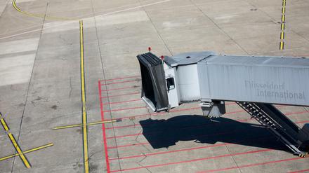 Ein Passagiertunnel am Flughafen Düsseldorf an einer Parkposition für ein Flugzeug (Symbolbild) 