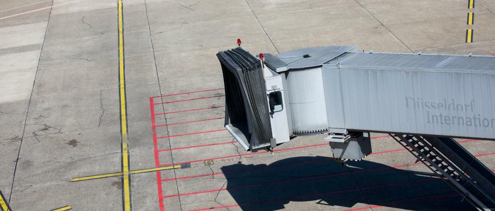 Ein Passagiertunnel am Flughafen Düsseldorf an einer Parkposition für ein Flugzeug (Symbolbild)