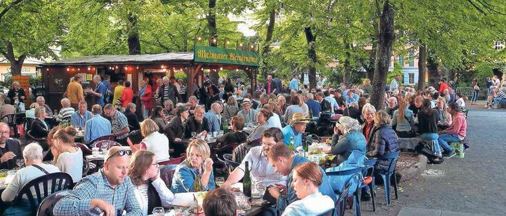 Das Winzerfest „Rheingauer Weinbrunnen“ auf dem Rüdesheimer Platz.