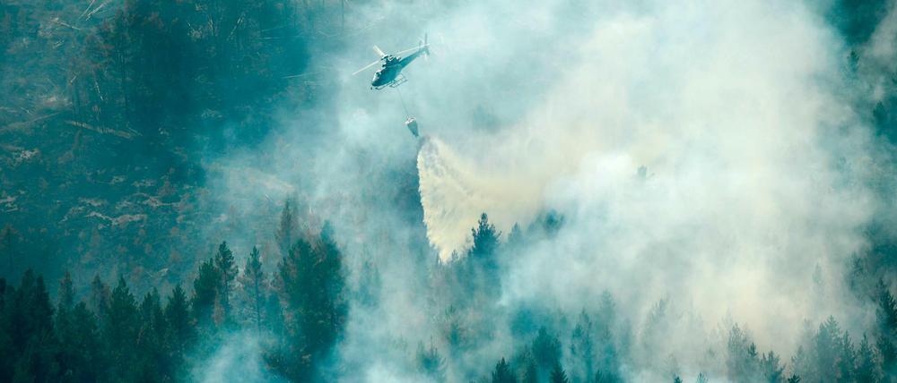 Mit Hubschraubern versuchen die Einsatzkräfte die Feuer zu bekämpfen.