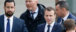 Emmanuel Macron zusammen mit seinem Ex-Sicherheitsmitarbeiter Alexandre Benalla (l).