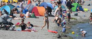 Hunderte Badegäste nutzen das sonnige Sommerwetter zum Besuch der Badeanstalt am Strelasund.