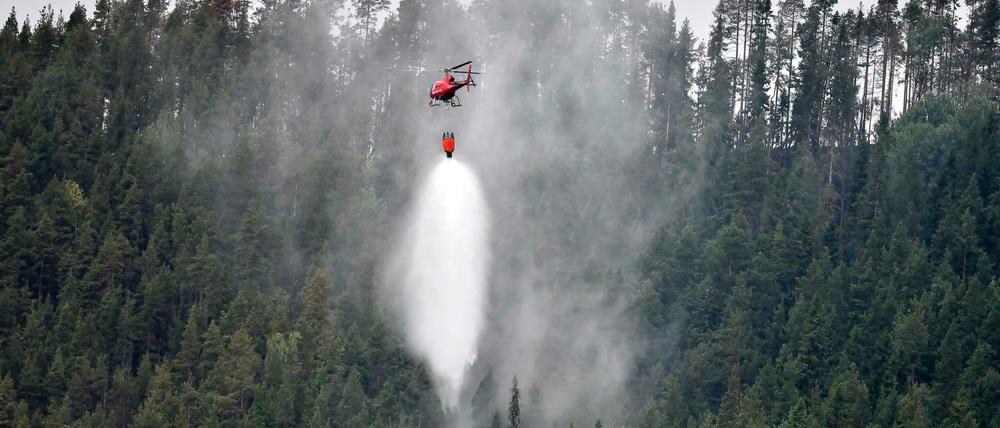 Ein Hubschrauber bekämpft einen Waldbrand bei Grotingen in Schweden.