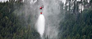 Ein Hubschrauber bekämpft einen Waldbrand bei Grotingen in Schweden.