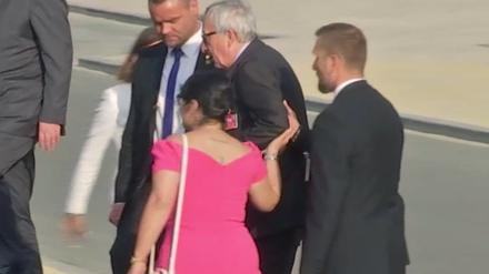 Musste gestützt werden: EU-Kommissionspräsident Jean Claude Juncker beim Natogipfel am 11. Juli. 