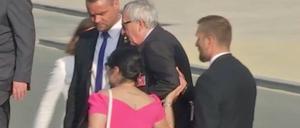 Musste gestützt werden: EU-Kommissionspräsident Jean Claude Juncker beim Natogipfel am 11. Juli. 