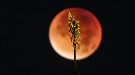 Die totale Mondfinsternis 2015, fotografiert hinter dem Frankfurter Römer.