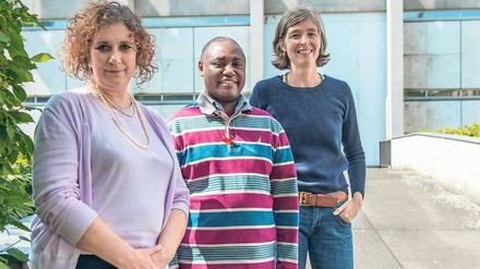 Afrika-Forscherin Paola Ivanov, Museumsdirektor Achilles Bufure und Provenienzforscherin Kirsten Weber-Sinn.