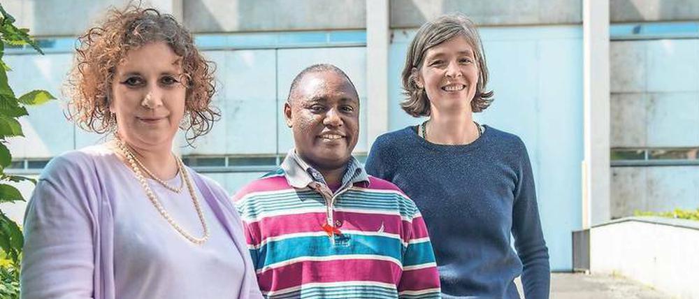 Afrika-Forscherin Paola Ivanov, Museumsdirektor Achilles Bufure und Provenienzforscherin Kirsten Weber-Sinn.