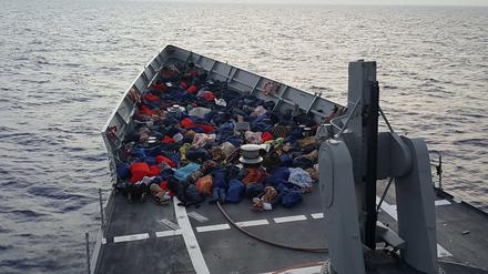 Ein Bild der spanischen Armee zeigt gerettete Migranten im Jahr 2016. Das Schiff war für die "Sophia"-Mission im Einsatz. 