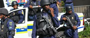 Spezialeinheiten der Polizei - hier eine Archivaufnahme - sind an der Suche nach den Tätern beteiligt.