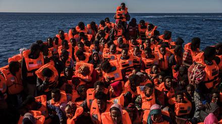 Flüchtlinge vor der Küste von Libyen an Bord eines überfüllten Holzbootes.