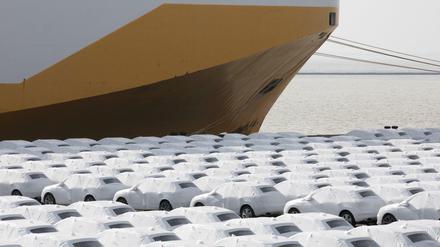 Audi-Fahrzeuge des Volkswagen Konzerns stehen im Hafen von Emden zur Verschiffung bereit.