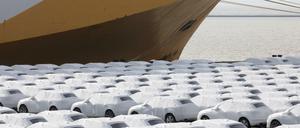 Audi-Fahrzeuge des Volkswagen Konzerns stehen im Hafen von Emden zur Verschiffung bereit.