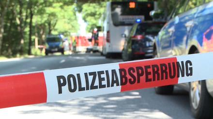 Angriff in Linienbus in Lübeck: Polizeiabsperrung am Tatort 