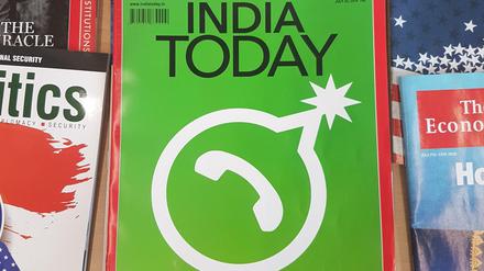 Die Titelseite der indischen Zeitschrift "India Today" zeigt das zu einer Bombe umgeänderte Logo des Messenger-Dienstes WhatsApp.