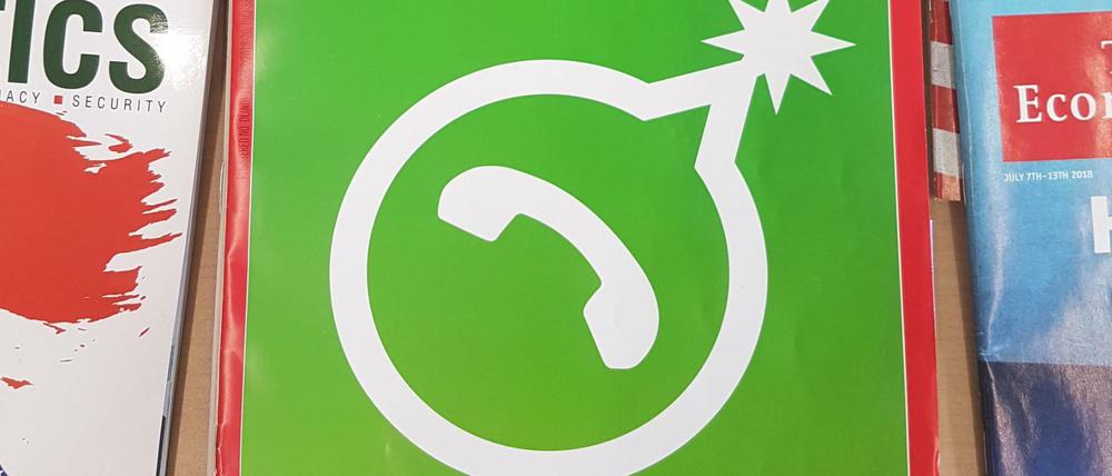 Die Titelseite der indischen Zeitschrift "India Today" zeigt das zu einer Bombe umgeänderte Logo des Messenger-Dienstes WhatsApp.