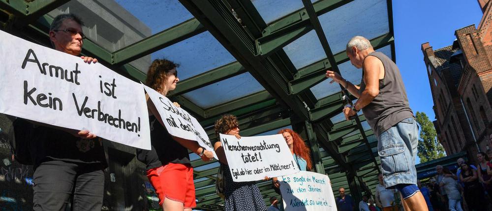 Teilnehmer einer Mahnwache am Montagabend am S-Bahnhof Schöneweide.