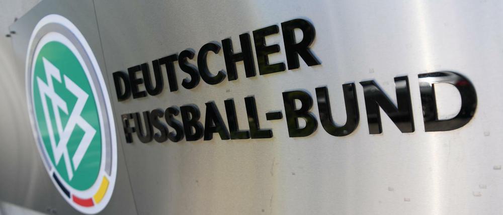 Logo und Schriftzug sind vor der Zentrale des Deutschen Fußball-Bundes (DFB).