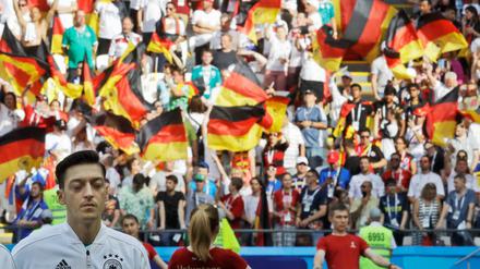 Die deutschen Farben verlassen - oder aberkannt? Mesut Özil vor einem Länderspiel, noch im Nationaltrikot.