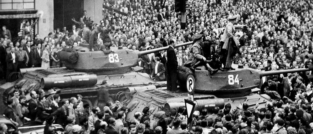Einige der 100.000 Demonstranten wurden auf dem Alexanderplatz von Sowjets zurückgedrängt.