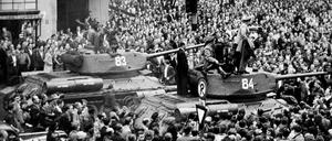 Einige der 100.000 Demonstranten wurden auf dem Alexanderplatz von Sowjets zurückgedrängt.