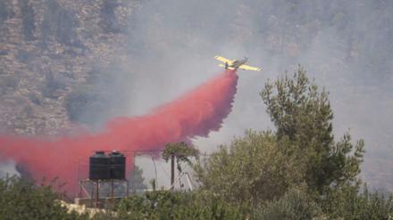 Ein Löschflugzeug der israelischen Luftwaffe bekämpft einen Waldbrand.