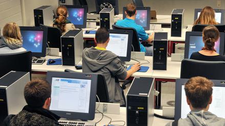 Computer sind heute auch aus dem universitären Alltag nicht mehr wegzudenken. Auf dem Fotos sieht man Studenten an der Fakultät für Informatik am Karlsruher Institut für Technologie.