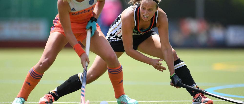 Matchwinner. Viktoria Huse (r.), hier im Testspiel gegen die Niederlande, erzielte zwei Treffer gegen Südafrika.
