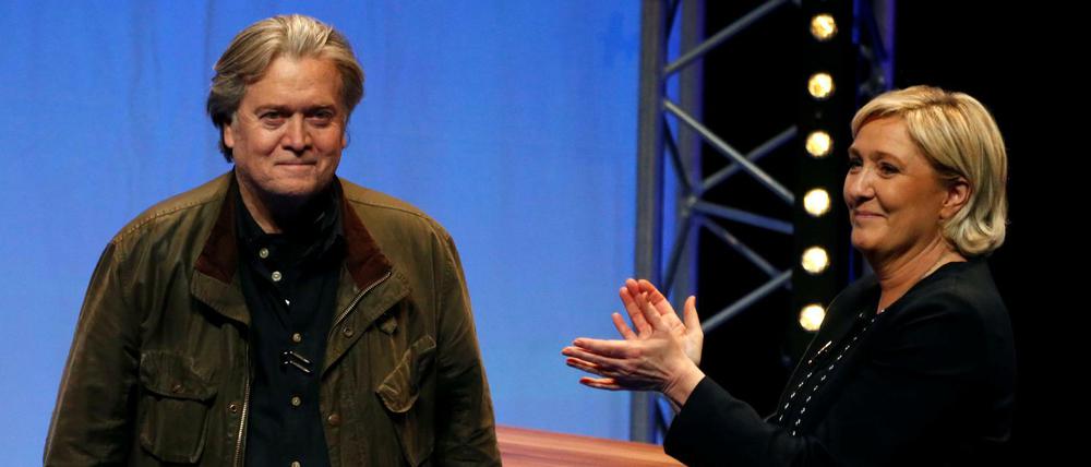 Trumps früherer Chefstratege Steve Bannon mit der Vorsitzenden der französischen rechtsextremen Partei Rassemblement National (früher Front National), Marine Le Pen.