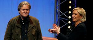Trumps früherer Chefstratege Steve Bannon mit der Vorsitzenden der französischen rechtsextremen Partei Rassemblement National (früher Front National), Marine Le Pen. 