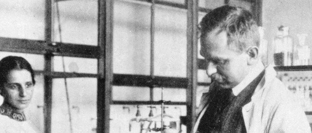 Lise Meitner mit Otto Hahn im Labor des Kaiser Wilhelm Institutes für Chemie 1925.