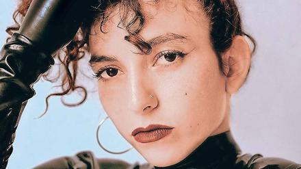 Energiebündel. Miss Red heißt eigentlich Sharon Stern. Sie kam vor drei Jahren nach Berlin. Ihr polnischer Vater, dessen Eltern den Holocaust überlebten, kann das nicht verstehen. Doch hier wird sie gefördert – in Israel nicht.