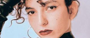 Energiebündel. Miss Red heißt eigentlich Sharon Stern. Sie kam vor drei Jahren nach Berlin. Ihr polnischer Vater, dessen Eltern den Holocaust überlebten, kann das nicht verstehen. Doch hier wird sie gefördert – in Israel nicht.