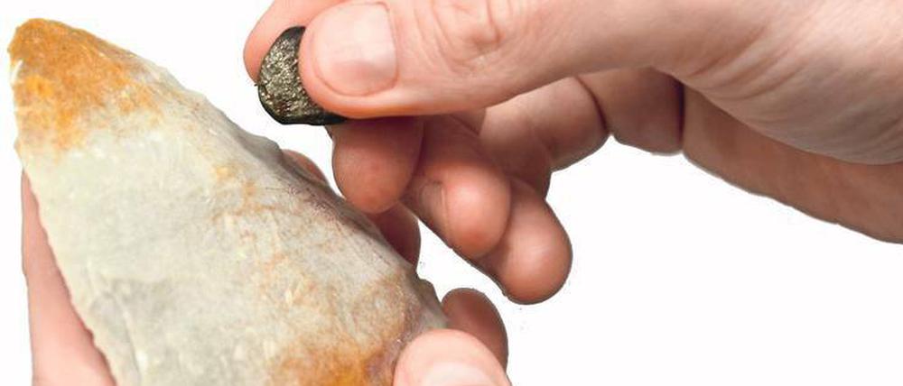 Funkengerät. Neandertaler machten mit Faustkeilen Feuer. 