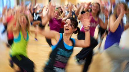 Frauen bei einem Zumba-Kurs.