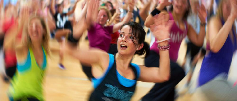 Frauen bei einem Zumba-Kurs.