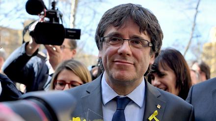 Carles Puigdemont, ehemaliger Präsident der spanischen Region Katalonien, steht mit seinen Unterstützern vor dem Veranstaltungsort, wo er zuvor eine Pressekonferenz gegeben hatte.