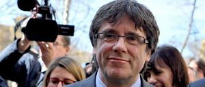 Carles Puigdemont, ehemaliger Präsident der spanischen Region Katalonien, steht mit seinen Unterstützern vor dem Veranstaltungsort, wo er zuvor eine Pressekonferenz gegeben hatte.