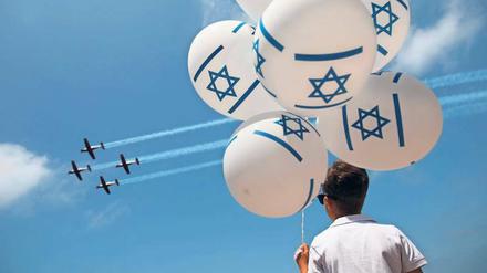 Ausgebildet. Zu den Zielen des israelischen Bildungssystems gehört laut dem neuen Gesetz auch, Schüler auf den Armeedienst vorzubereiten. Gruppen, die den Zielen widersprechen, will der Minister den Zugang zu Schulen verweigern. 