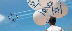 Ausgebildet. Zu den Zielen des israelischen Bildungssystems gehört laut dem neuen Gesetz auch, Schüler auf den Armeedienst vorzubereiten. Gruppen, die den Zielen widersprechen, will der Minister den Zugang zu Schulen verweigern. 