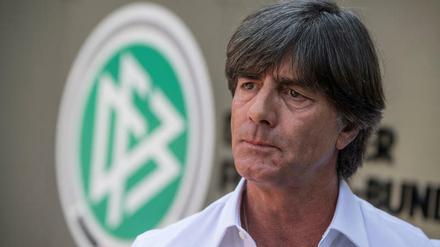 Bei der Arbeit. Joachim Löw hat viel zu erklären.