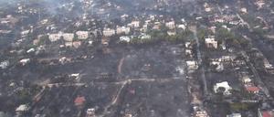 Luftansicht eines vom Feuer zerstörten Stadtteils von Mati. 