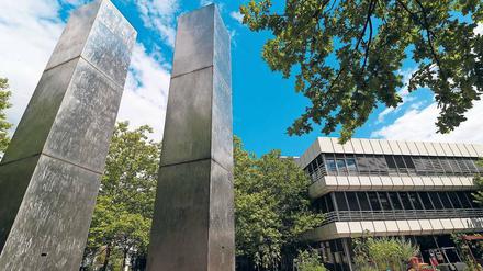 Kinderhände bewegen Kolosse. Nur ein wenig anschieben und schon schwankt die Skulptur vor dem Chemie-Gebäude. 