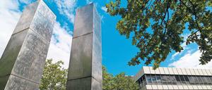 Kinderhände bewegen Kolosse. Nur ein wenig anschieben und schon schwankt die Skulptur vor dem Chemie-Gebäude. 
