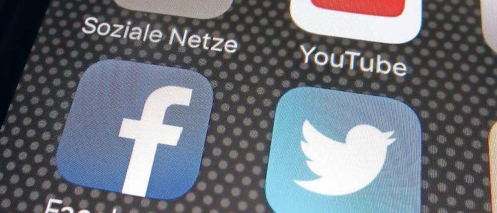 Du sollst nicht lügen. Youtube bevorzugt seriöse Videos, Facebook schaltet Warnhinweise auf Whatsapp und Twitter löscht Millionen Nutzerkonten.