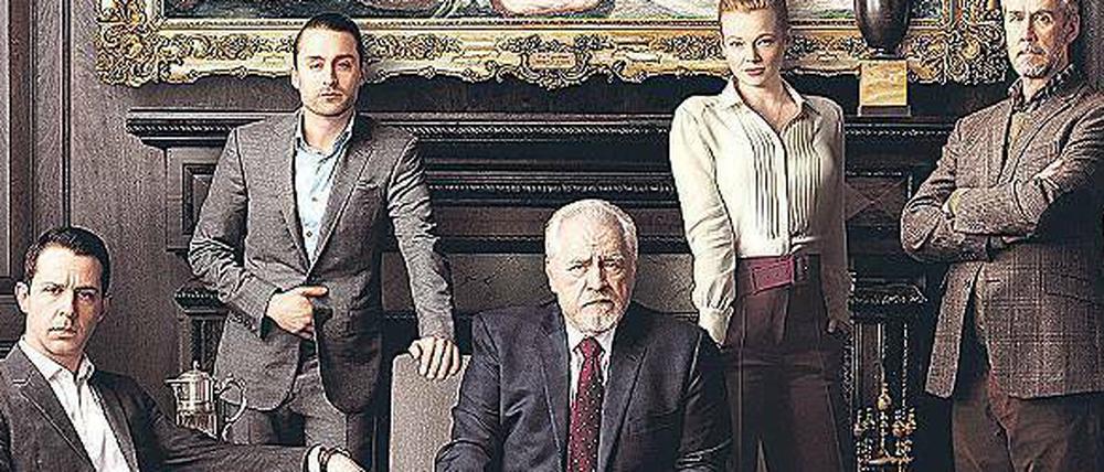 Wie bei den Hearsts und Murdochs. Bei den Roys aus Manhattan herrscht ein greises Oberhaupt über Firma & Familie: der Presse-Mogul alter Schule (Mitte: Brian Cox).
