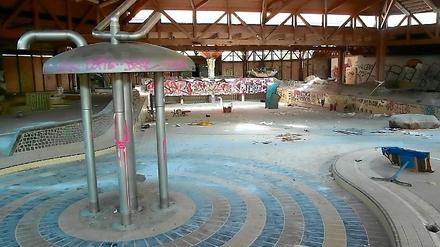 Ein Blick in das ehemalige Spaßbad "Blub", das heute eine Ruine ist.
